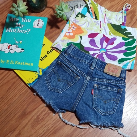 Distress Levi's shorts an a gap top 2t - Picture 2 of 7